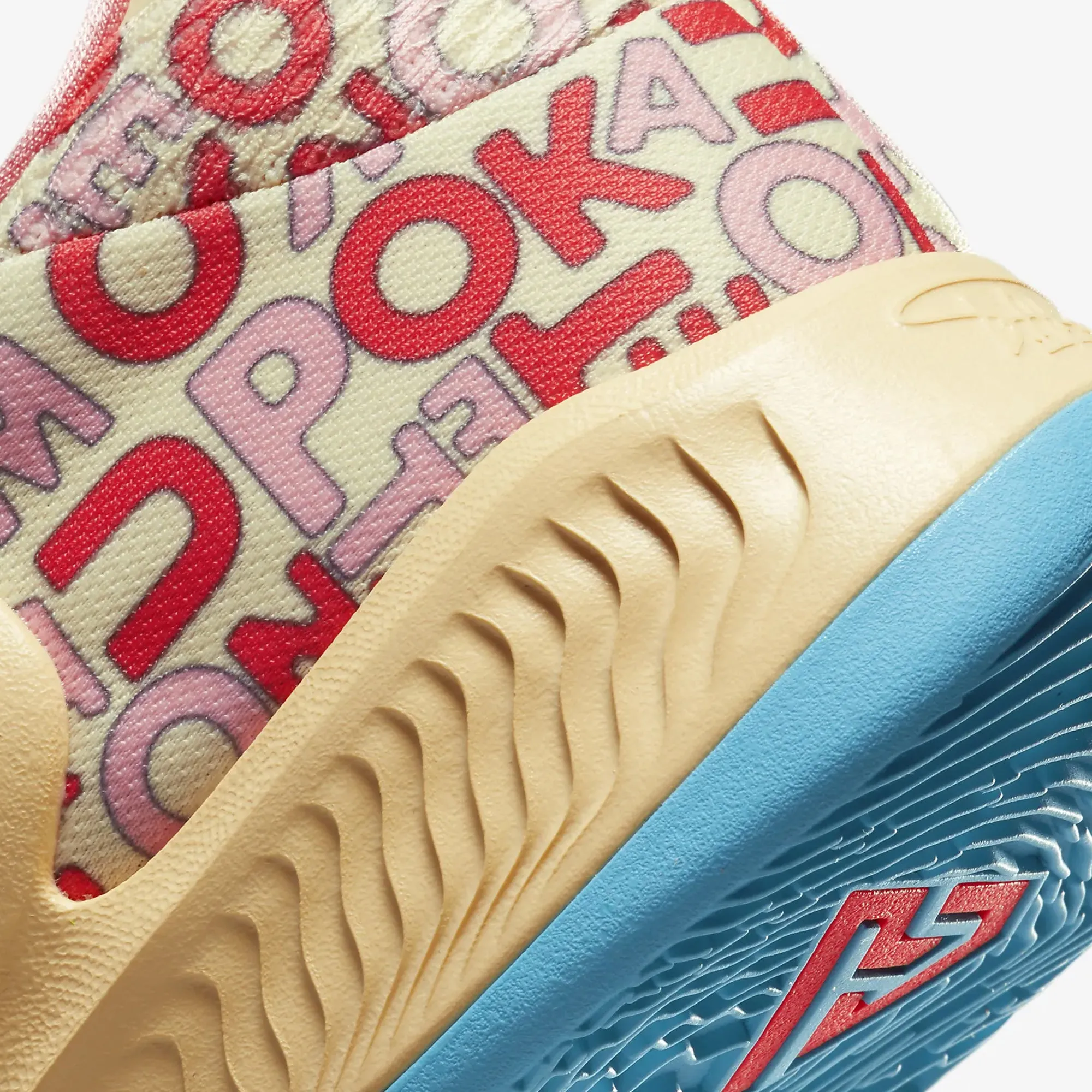 ZOOM FREAK 4 'PALE VANILLA/BLUE LIGHTNING-CORAL CHALK'